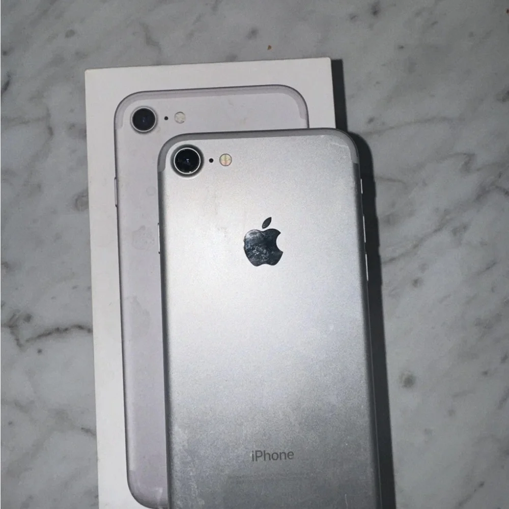 Apple iPhone 7 32g - Silver and Black